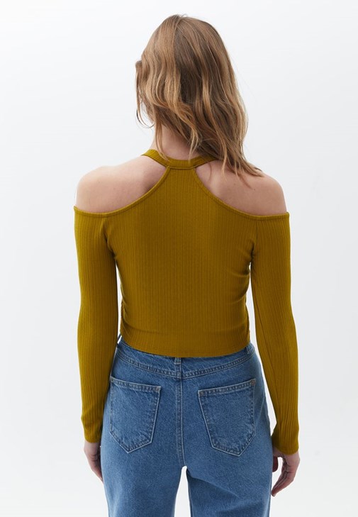 Düğmeli Crop Hırka ve Pileli Mini Şort Kombini