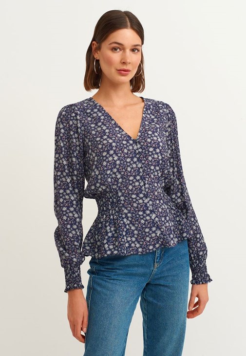 Gipe Detaylı Bluz ve Denim Pantolon Kombini