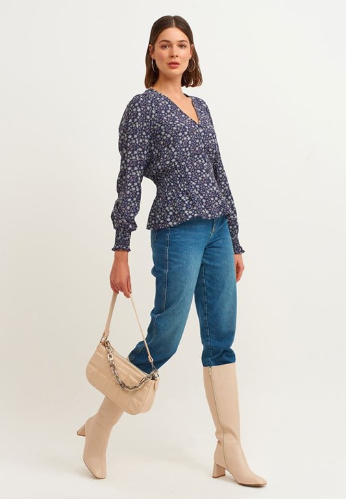 Gipe Detaylı Bluz ve Denim Pantolon Kombini