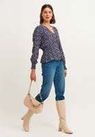 Gipe Detaylı Bluz ve Denim Pantolon Kombini