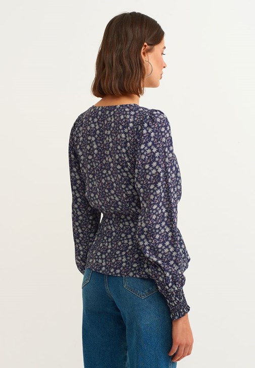 Gipe Detaylı Bluz ve Denim Pantolon Kombini