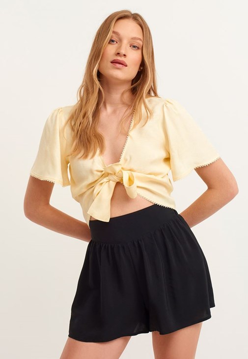 Nakış Detaylı Crop Bluz ve Mini Şort Kombini