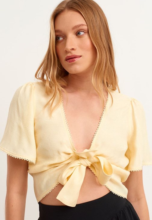 Nakış Detaylı Crop Bluz ve Mini Şort Kombini