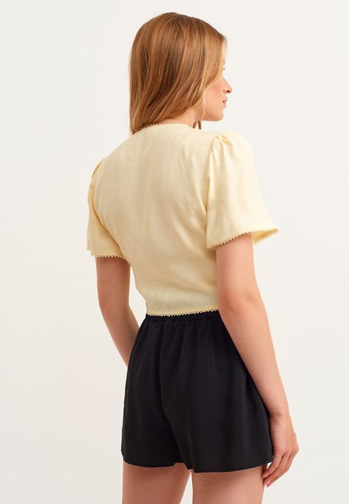 Nakış Detaylı Crop Bluz ve Mini Şort Kombini