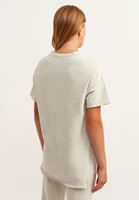 Bayan Açık Gri Pamuklu ve Yırtmaç Detaylı Sweat Tişört