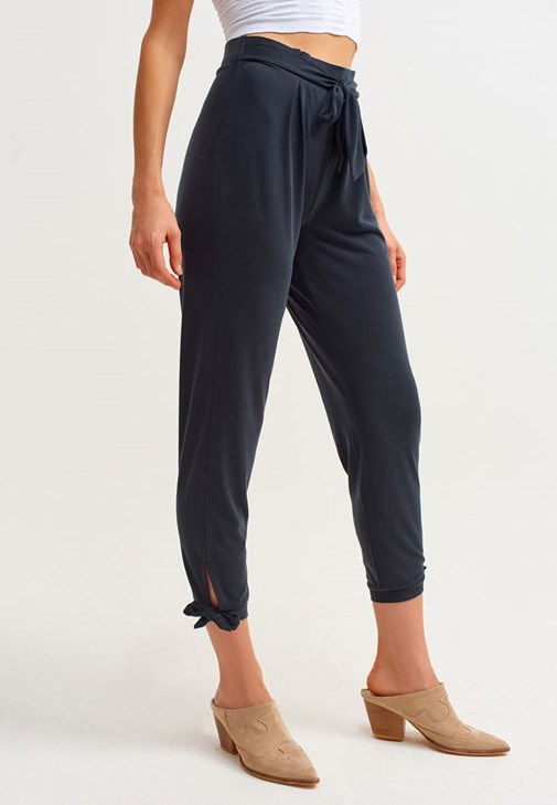 Tuşeli Cupro Pantolon Ve  Askılı Crop Top Kombini