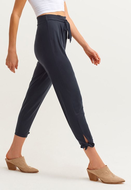 Tuşeli Cupro Pantolon Ve  Askılı Crop Top Kombini
