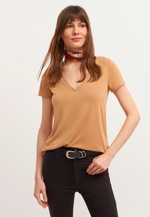 V Yaka Tişört ve Skinny Pantolon Kombini