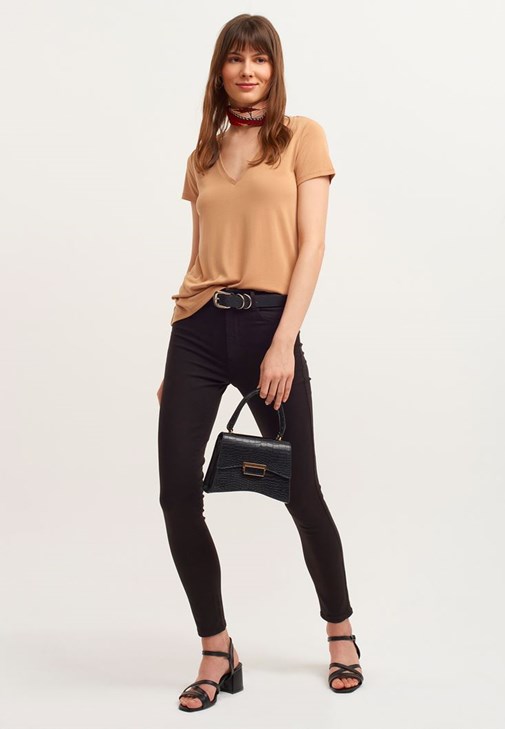V Yaka Tişört ve Skinny Pantolon Kombini