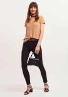 V Yaka Tişört ve Skinny Pantolon Kombini
