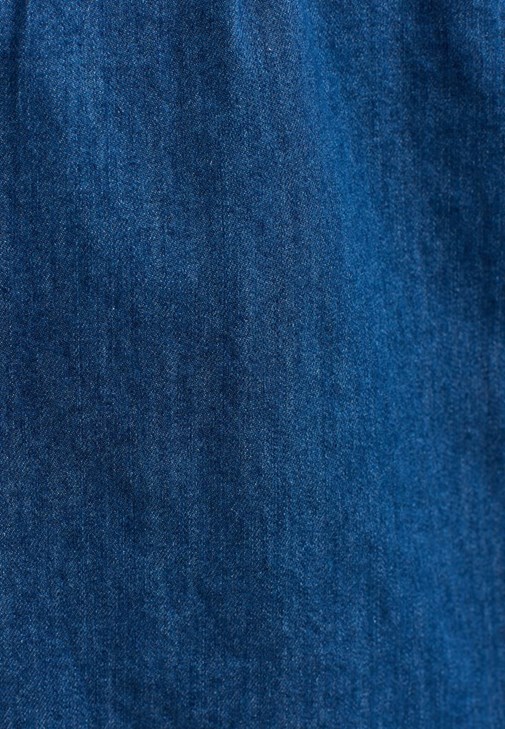 Denim Mini Etek ve Pamuklu Tişört Kombini