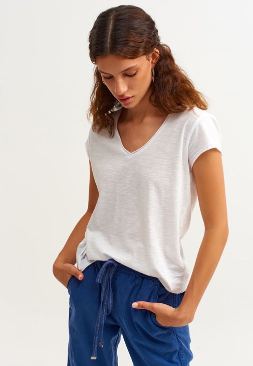 Beyaz Pamuklu V Yaka Tişört