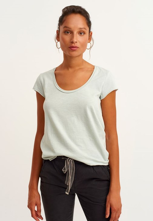 U-Neck Tişört ve Carrot-Fit Pantolon Kombini