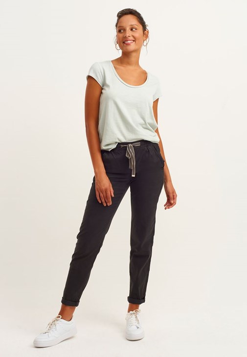 U-Neck Tişört ve Carrot-Fit Pantolon Kombini