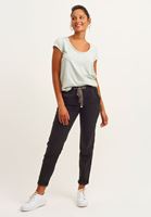 U-Neck Tişört ve Carrot-Fit Pantolon Kombini