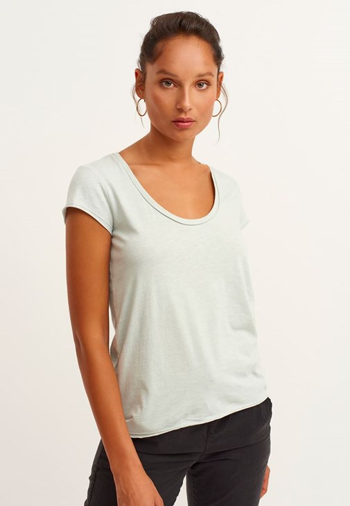 U-Neck Tişört ve Carrot-Fit Pantolon Kombini