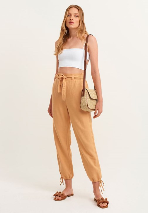 Sırt Detaylı Crop ve Baggy-Fit Pantolon Kombini