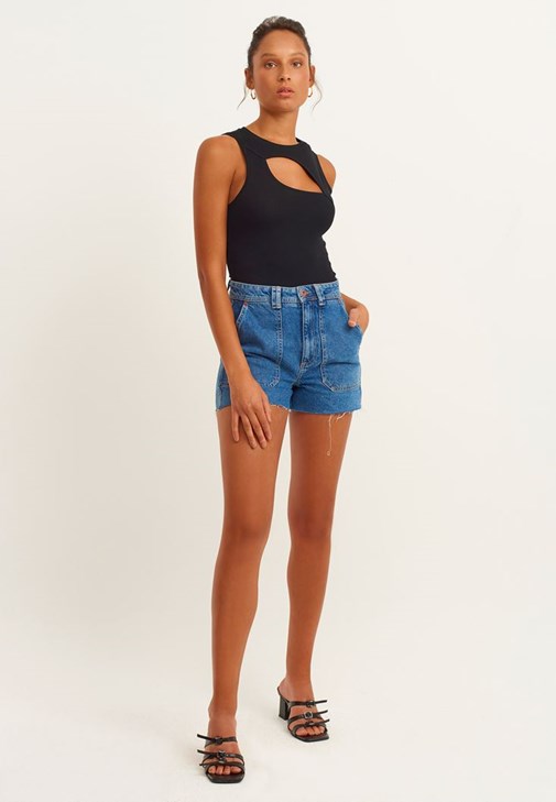 Cut-Out Detaylı Atlet ve Denim Şort Kombini