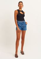 Cut-Out Detaylı Atlet ve Denim Şort Kombini