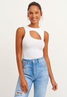 Cut-Out Detaylı Atlet ve Denim Pantolon Kombini 