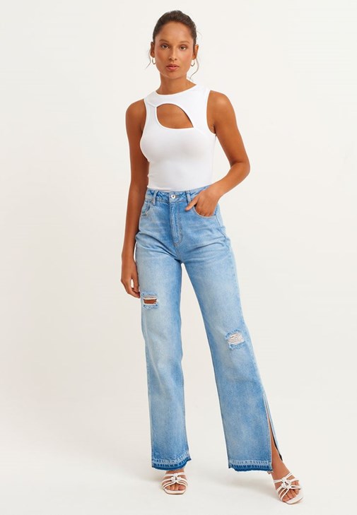 Cut-Out Detaylı Atlet ve Denim Pantolon Kombini 