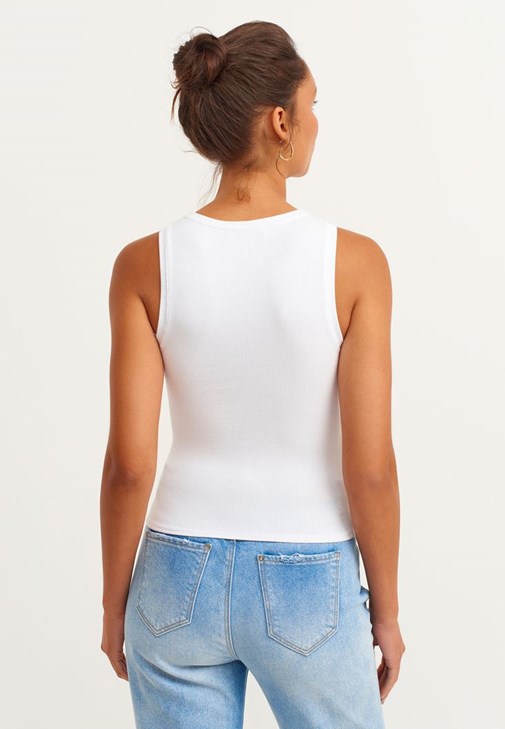 Cut-Out Detaylı Atlet ve Denim Pantolon Kombini 