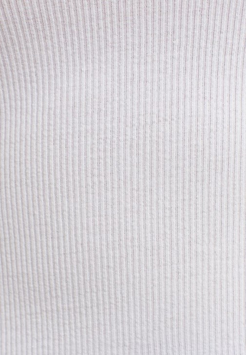 Cut-Out Detaylı Atlet ve Denim Pantolon Kombini 