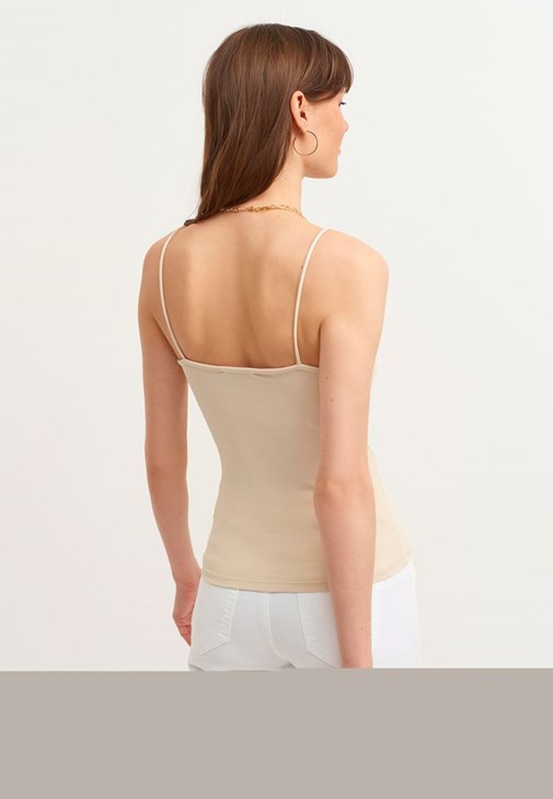 Havuç Pantolon ve Atlet Kombini