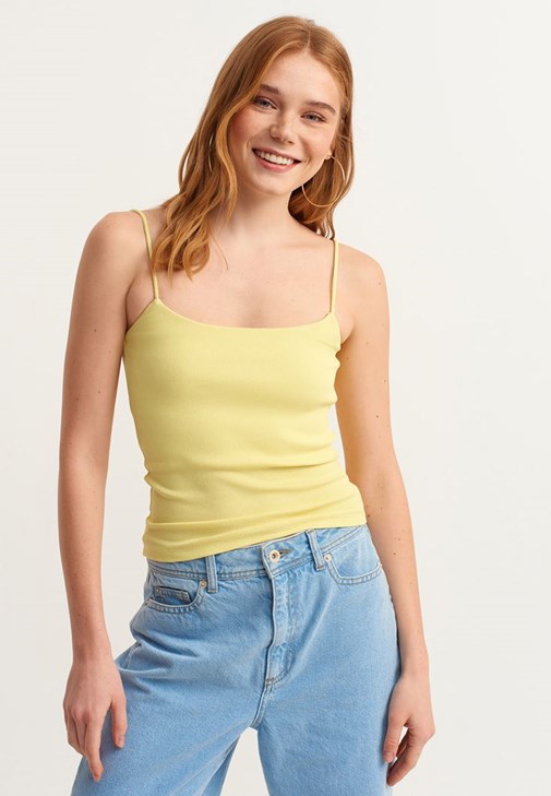 Kare Yaka Atlet ve Wide-Leg Denim Pantolon Kombini