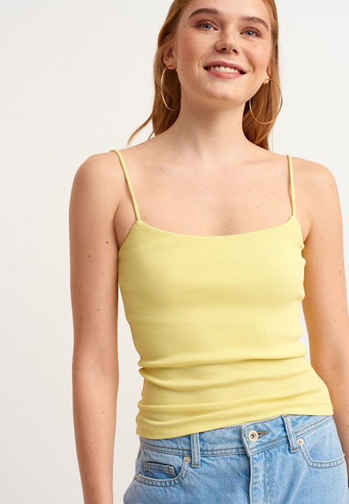 Kare Yaka Atlet ve Wide-Leg Denim Pantolon Kombini