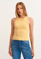 Halter-Neck Tank ve Pamuklu Denim Pantolon Kombini