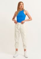 Halter-Neck Tank ve Kargo Jogger Pantolon Kombini