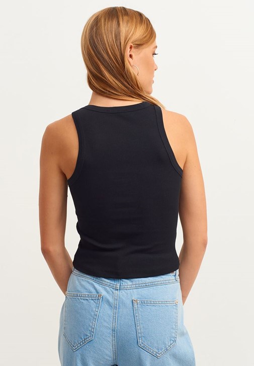 Fırfırlı Mini Etek ve Halter Yaka Atlet Kombini