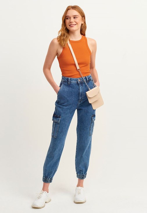 Halter-Neck Tank ve Jogger Denim Pantolon Kombini