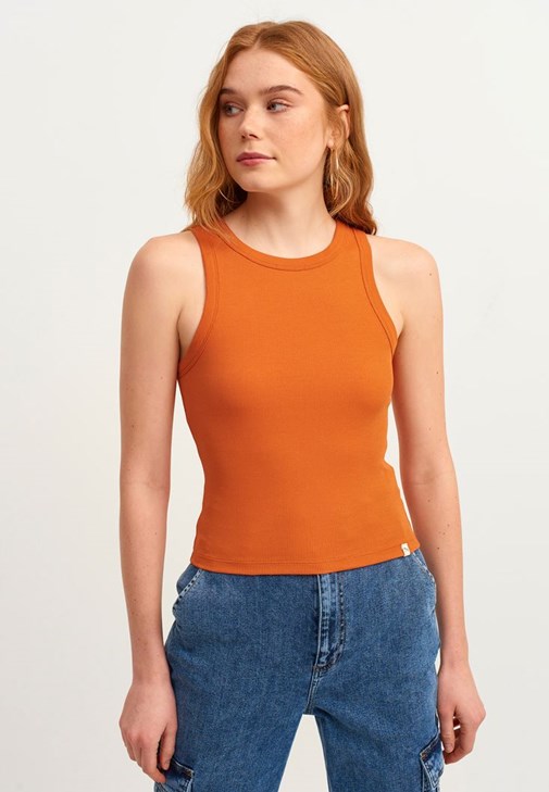 Halter-Neck Tank ve Jogger Denim Pantolon Kombini