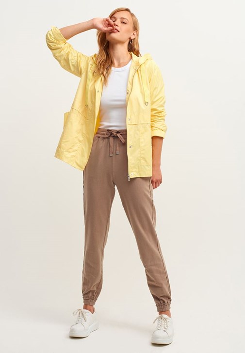 Halter-Neck Tank Top ve High-Rise Jogger Pantolon Kombini