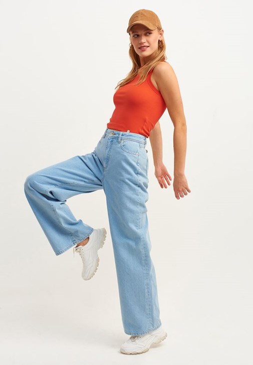 Halter-Neck Tank Top ve Wide-Leg Denim Pantolon Kombini