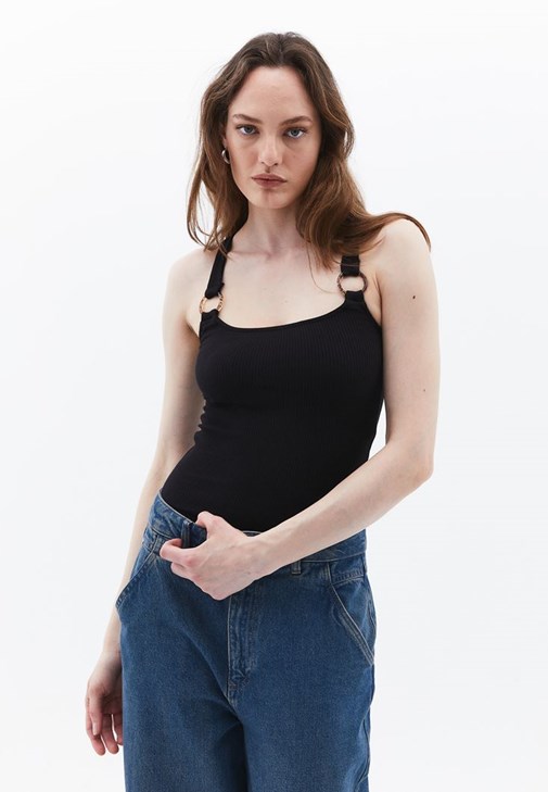 Çapraz Askılı Atlet ve Yırtmaç Detaylı Pantolon Kombini