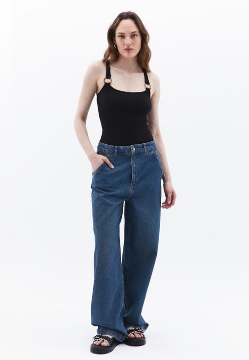 Çapraz Askılı Atlet ve Yırtmaç Detaylı Pantolon Kombini