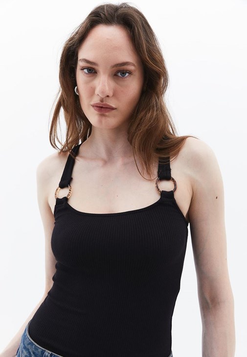 Çapraz Askılı Atlet ve Yırtmaç Detaylı Pantolon Kombini