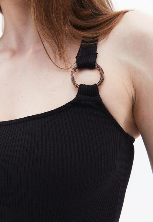 Çapraz Askılı Atlet ve Yırtmaç Detaylı Pantolon Kombini