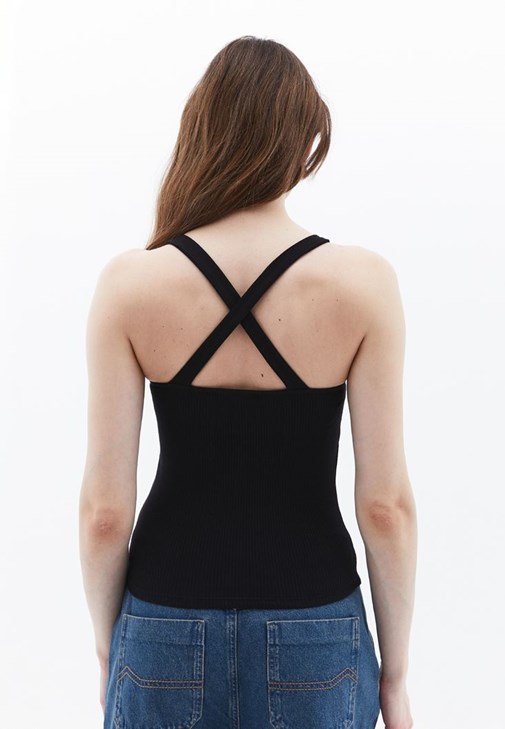 Çapraz Askılı Atlet ve Yırtmaç Detaylı Pantolon Kombini