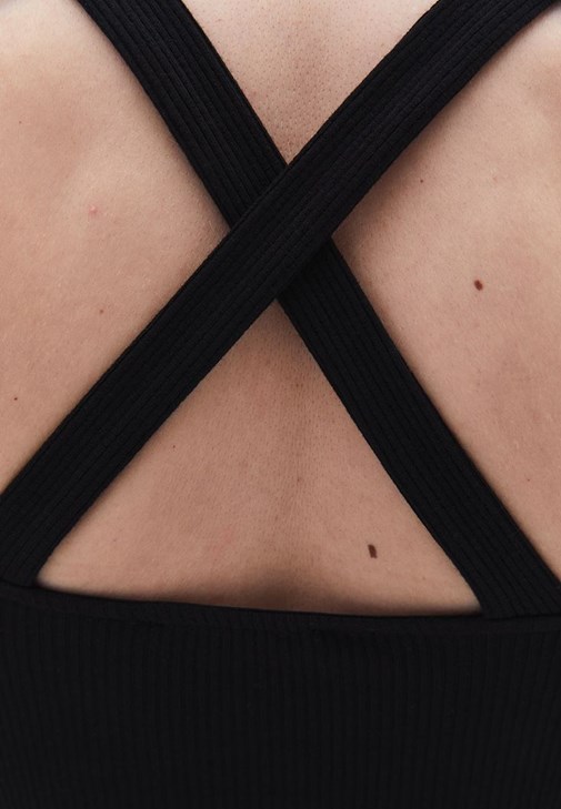 Çapraz Askılı Atlet ve Yırtmaç Detaylı Pantolon Kombini