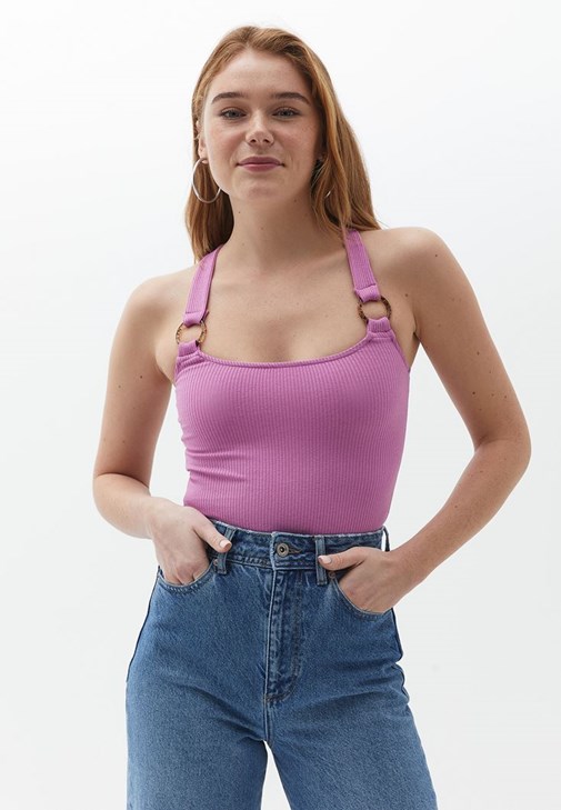 Çapraz Askılı Atlet ve Cepli Mini Şort Kombini