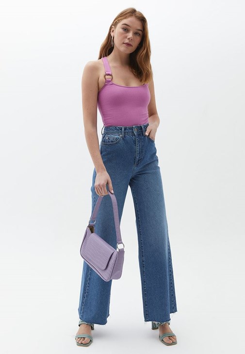 Çapraz Askılı Atlet ve Cepli Mini Şort Kombini