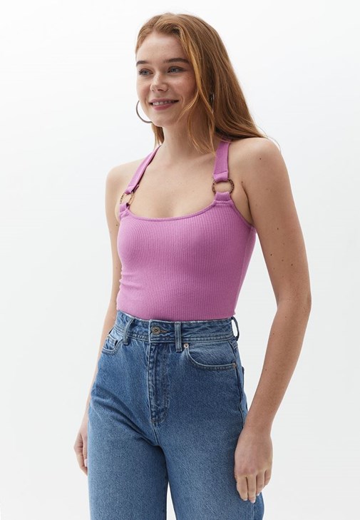 Çapraz Askılı Atlet ve Cepli Mini Şort Kombini