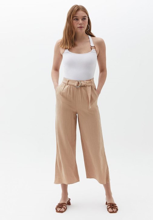 Çapraz Askılı Atlet ve Skinny Pantolon Kombini