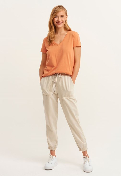 Pamuklu V-Neck Tişört ve Dokulu Jogger Pantolon Kombini