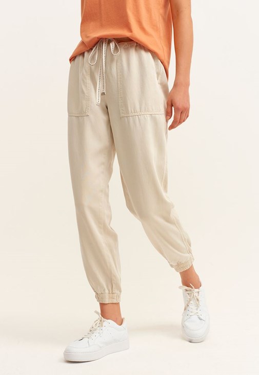 Pamuklu V-Neck Tişört ve Dokulu Jogger Pantolon Kombini