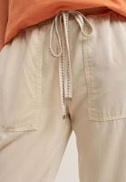Pamuklu V-Neck Tişört ve Dokulu Jogger Pantolon Kombini